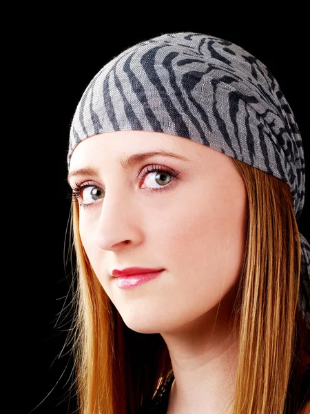 Retrato de mujer joven caucásica con pañuelo en la cabeza — Foto de Stock