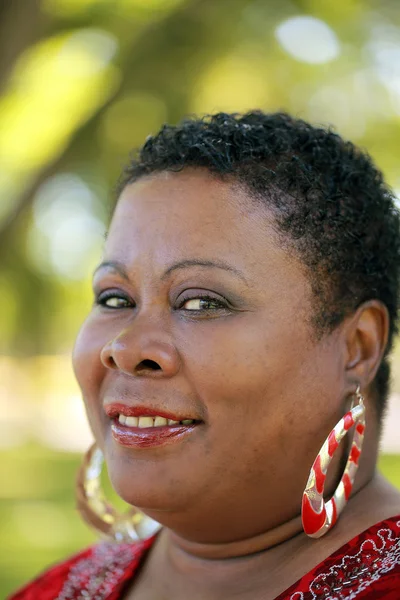 Außenporträt einer schweren schwarzen Frau mittleren Alters — Stockfoto