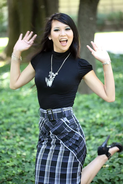 Jonge aantrekkelijke Aziatische vrouw in rok en terug naar boven — Stockfoto