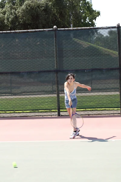 Młody hiszpańskie dziewczyny nastolatki wahadłowy rakieta tenisowa — Zdjęcie stockowe