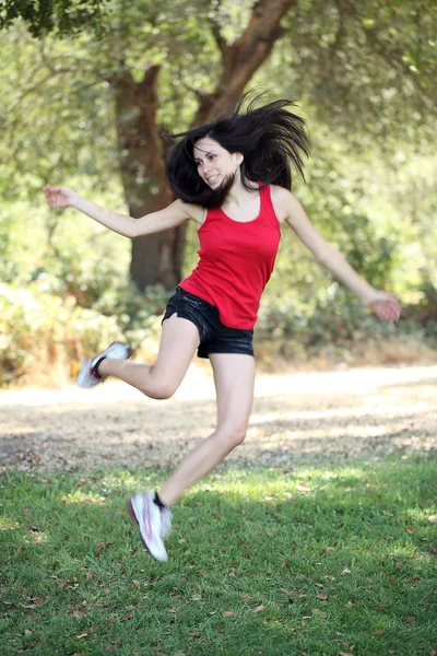 Joven hispana adolescente mujer saltando al aire libre — Foto de Stock