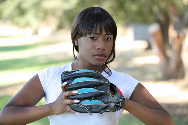 Young black woman with baseball glove outdoors — Stock Photo, Image