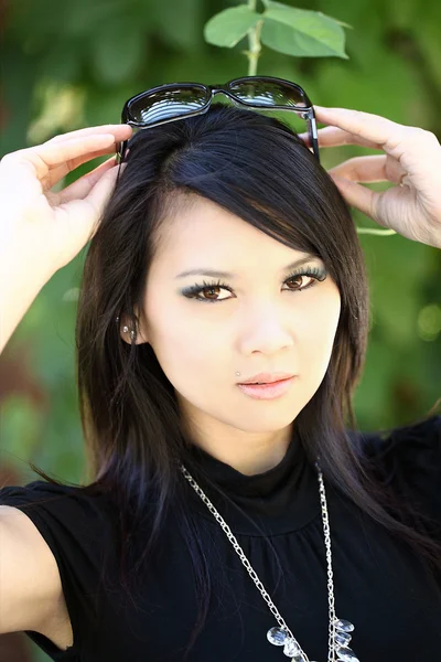 Giovane asiatico americano donna all'aperto ritratto occhiali da sole — Foto Stock