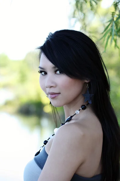 Over de schouder portret jonge Aziatische vrouw — Stockfoto