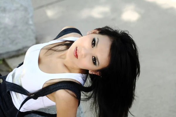 Молодая азиатская американка сверху горизонтально — стоковое фото