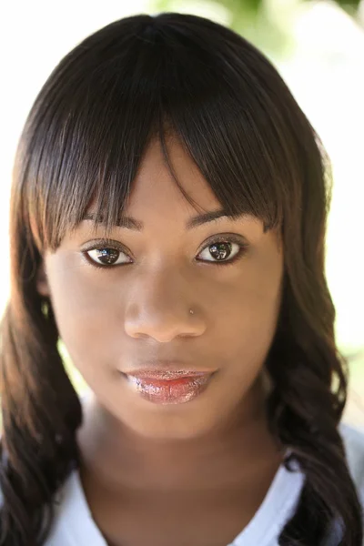 Enge Porträt der jungen schwarzen Frau im Freien — Stockfoto