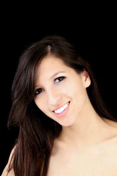 Portrait souriant jeune femme caucasienne épaule nue — Photo