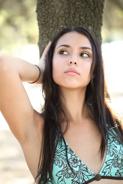 Genç kadın açık havada dikey bikini üst meşe ağacı — Stok fotoğraf