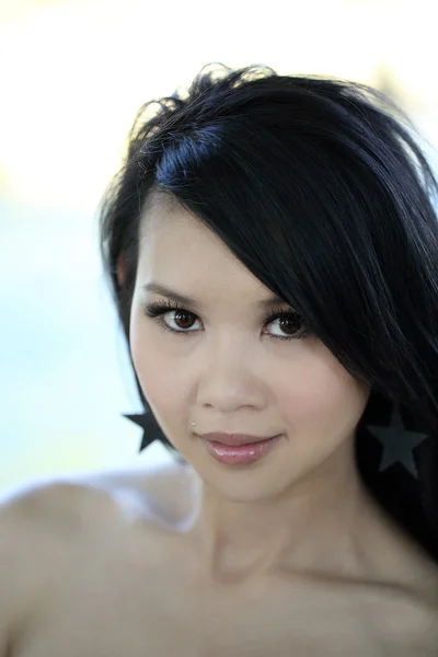 Nackte Schulter im Freien Porträt attraktive asiatische Frau — Stockfoto