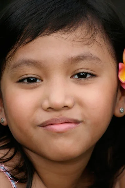 Усміхнена мила азіатська етнічна дівчина — стокове фото