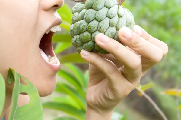 Kadın ağzı açık muhallebi elma yiyin — Stok fotoğraf