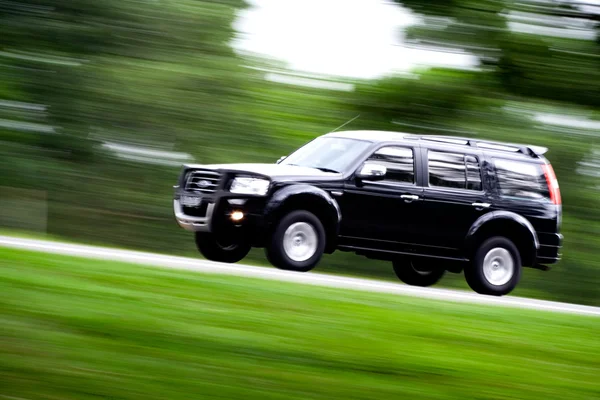 Панно швидкого чорного автомобіля на дорозі — стокове фото