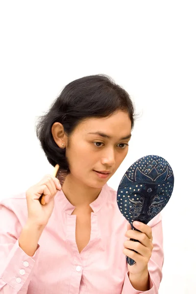 Etnische jonge vrouw grooming — Stockfoto