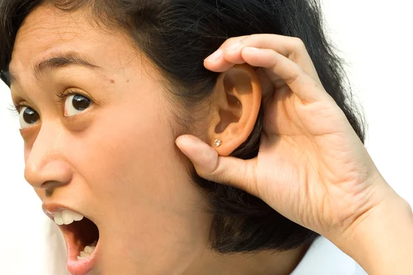 Mujer joven étnica oído abierto escuchar — Foto de Stock