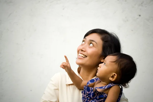 Asiática madre y bebé mirando hacia arriba y señalando — Foto de Stock