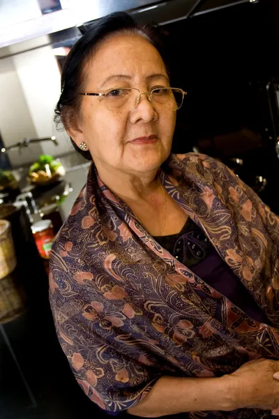 Äldre kvinna i köket — Stockfoto