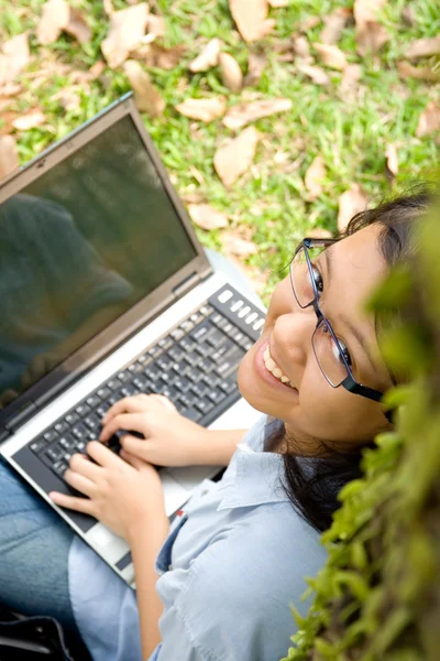 Asya kolej öğrenci dizüstü bilgisayarda çalışan — Stok fotoğraf