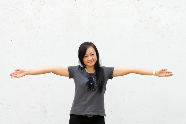 Asijské mladá žena šíření zbraní — Stock fotografie