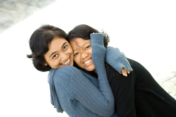 Two happy sisters hug — Stock Photo, Image
