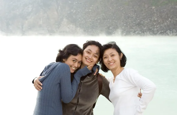 Три счастливые азиатские сестры — стоковое фото