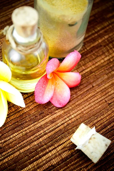 Spa items and tropical flowers — Stock Photo, Image