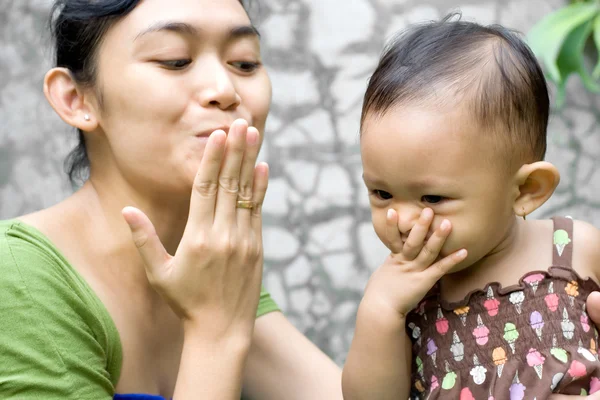 Madre enseñar a bebé un beso de despedida —  Fotos de Stock