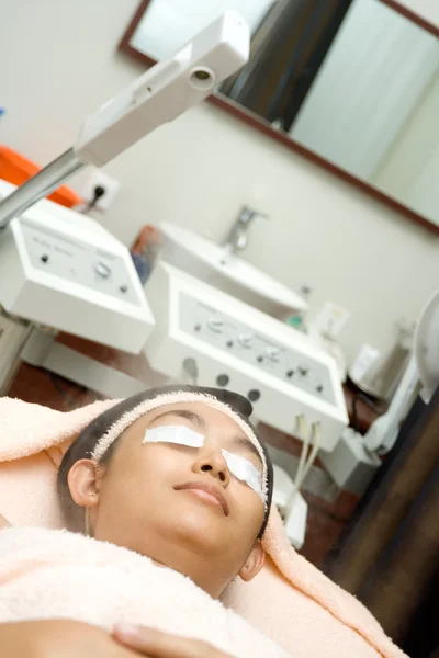 हर्बल स्टीमर का उपयोग करके चेहरे के उपचार में महिला — स्टॉक फ़ोटो, इमेज