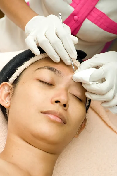 Vrouw gezicht in gezichtsbehandeling — Stockfoto