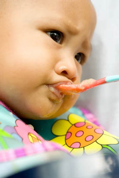 Baby поїсти їжею — стокове фото