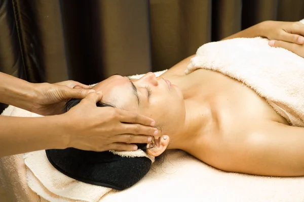 Gezicht massagebehandeling — Stockfoto