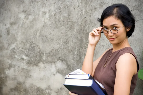 Asiatiska kvinnliga college lärare — Stockfoto