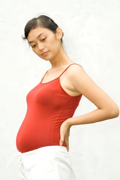 Mulher grávida e dor nas costas — Fotografia de Stock