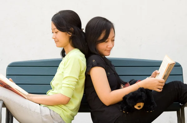 Two girl enjoy reading — Stock Photo, Image