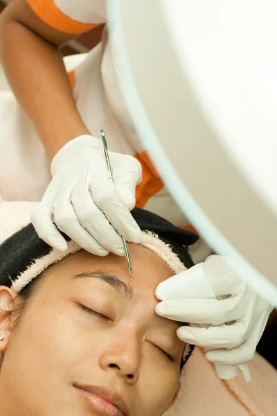 Vrouw bij gezichtsbehandeling — Stockfoto