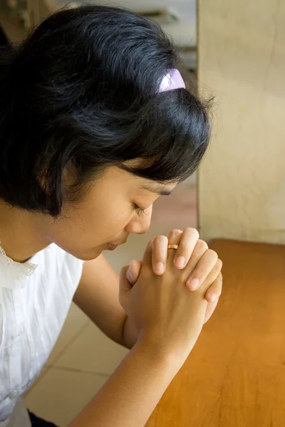 Asian young woman praying in church — Stock Photo, Image