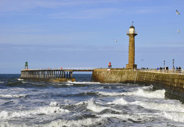 Whitby pier and lighthouse — Stock Photo, Image