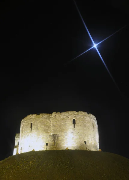 Cliffords tower på natten — Stockfoto