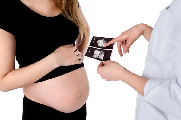 Беременная женщина и доктор с помощью ультразвукового сканера — стоковое фото