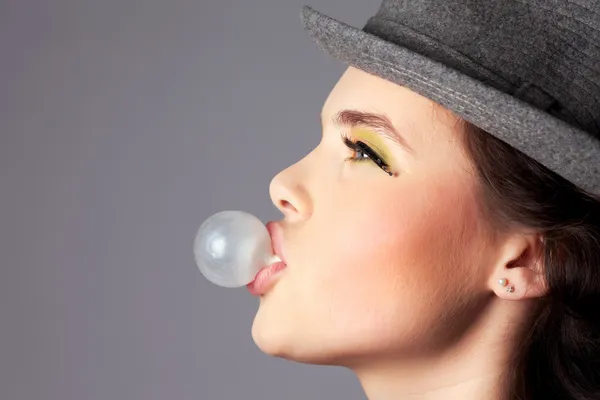 Девушка, создающая портрет пузыря сбоку — стоковое фото