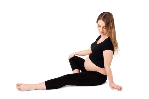 Giovane donna incinta in posizione rilassata — Foto Stock