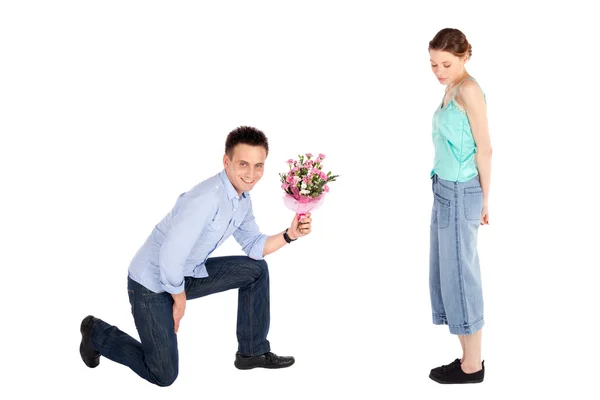 Homme décontracté offrant des fleurs à la femme — Photo