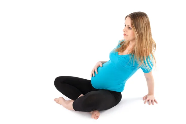 Беременная женщина сидит расслабленной позой — стоковое фото