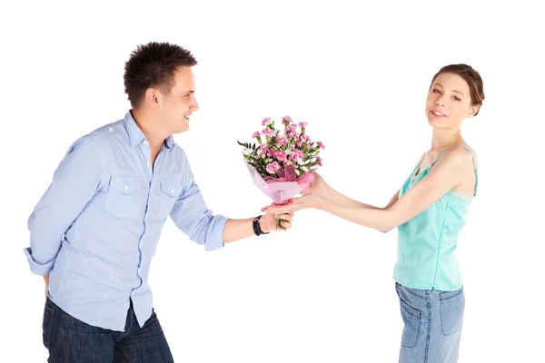 캐 쥬얼 남자 여자 친구에 게 꽃을 주고 — 스톡 사진
