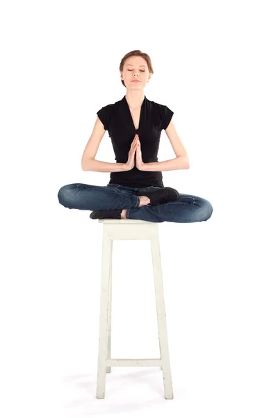 Kobieta praktyka jogi — Zdjęcie stockowe