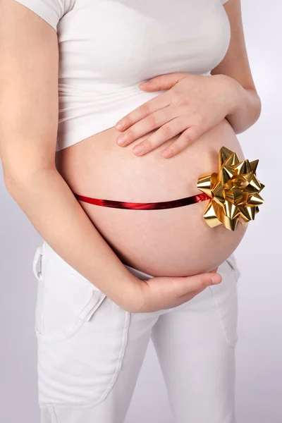 妊娠中の腹 wth リボン — ストック写真