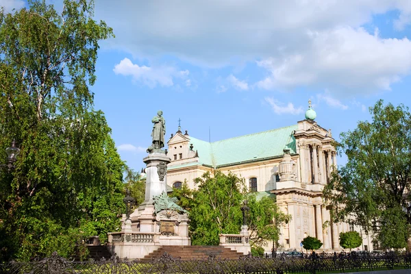 Igreja Carmelita e Estátua Adam Mickiewicz em Varsóvia — Fotografia de Stock