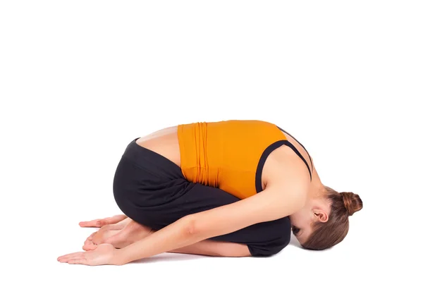 Vrouw kind pose yoga asana beoefenen — Stockfoto