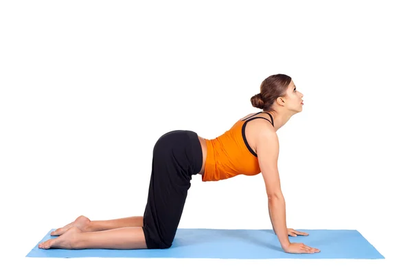 Kvinna praktisera yoga asana — Stockfoto