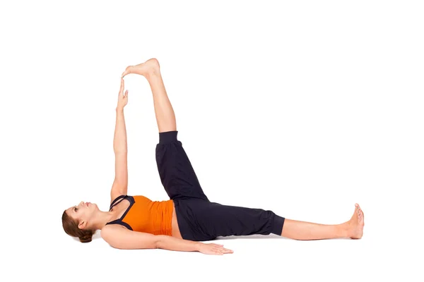 Žena cvičí ležící pozice jógy palec — Stock fotografie