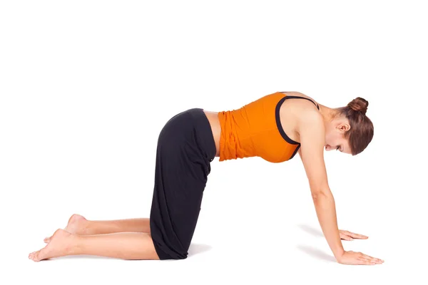 Женщина, занимающаяся упражнениями для расслабления йоги — стоковое фото